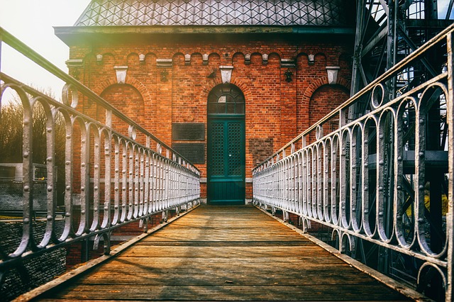 Zábradlí by mělo být u každého balkonu.